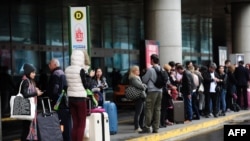 Para calon penumpang antri di bandara Ataturk, Istanbul, Turki (Foto: dok). 