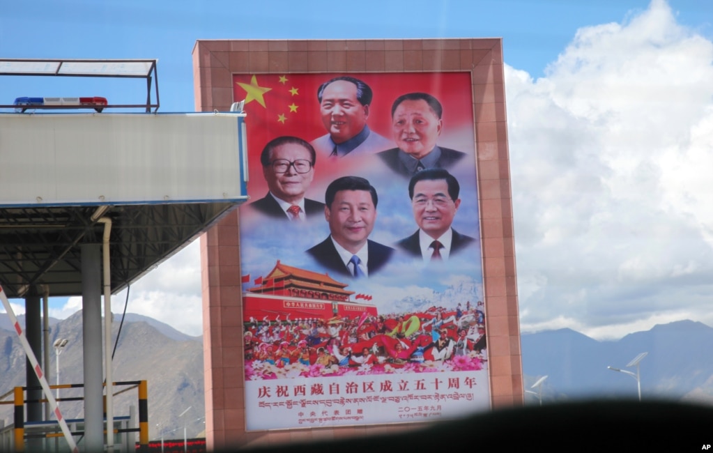 资料照：西藏拉萨公路旁展示的中国领导人宣传画。(photo:VOA)