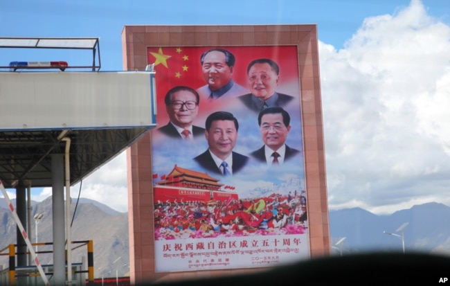 资料照：西藏拉萨公路旁展示的中国领导人宣传画。