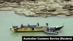 Perwira AL Australia bersenjata menaiki kapal penangkap ikan ilegal di lepas pantai Australia. Kini Australia dan Indonesia siap melakukan patroli bersama untuk memberantas penangkapan ikan ilegal. (Foto: REUTERS/Australian Customs Service)