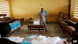 ARCHIVES - Un homme vote lors de l'élection présidentielle au Cameroun, dimanche 7 octobre 2018.