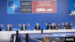 Заместитель генерального секретаря НАТО Мирча Джоанэ (третий слева)