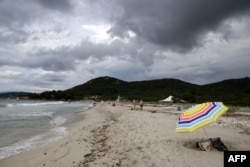 Imagine the two friends are vacationing by this beautiful beach on the island of Corisca. Then a storm approaches!