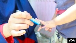 一名孩童接受脊髓灰質炎疫苗