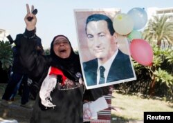 Hüsnü Mübarek'in bir destekçisi mahkeme kararını kutluyor