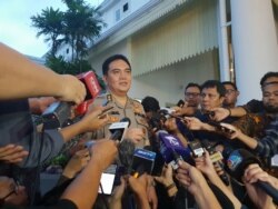 Kadiv Humas Polri Inspektur Jenderal Muhammad Iqbal memberikan keterangan pers di Istana Kepresidenan Jakarta, Senin (9/12). (Foto: VOA/Ghita)