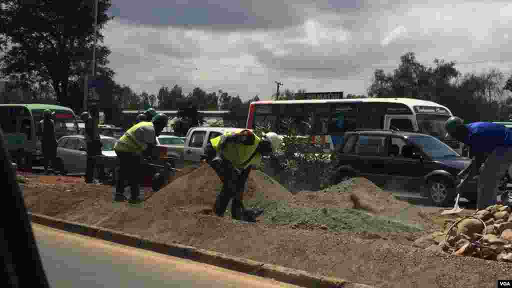 Des travailleurs s&#39;activent à terminer la réhabilitation de l&#39;autoroute Uhuru que &nbsp;le cortège du président américain Barack Obama devra emprunter lors de sa visite au Kenya, le 20 Juillet 2015.
