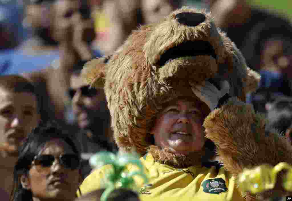 Australian fan watches the women's rugby sevens match between Australia and Colombia at the Summer Olympics in Rio de Janeiro, Brazil, Aug. 6, 2016.