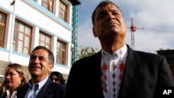 El presidente ecuatoriano, Rafael Correa (derecha) camina junto al alcalde de Quito, Augusto Barrera, quien perdió la elección.