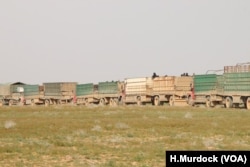 Trucks carry people, sometimes as many as 1,000, daily from the fighting in Baghuz to safer areas as the battles drag on, near Baghuz in Deir el-Zour, Syria, Feb. 26, 2019. (H.Murdock/VOA)