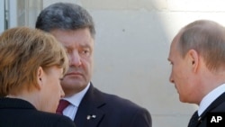 អធិការបតី​អាល្លឺម៉ង់ Angela Merkel (ឆ្វេង) ជួប​ប្រធានាធិបតី​រុស្ស៊ី Vladimir Putin (ស្តាំ) និង​ប្រធានាធិតបតី​អ៊ុយក្រែន​ជាប់​ឆ្នោត​ថ្មី ​Petro Poroshenko