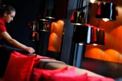 Sebuah apartemen yang menghadap ke Hyde Park, London sebagai ilustrasi. Sebuah hotel baru di London mengklaim sebagai hotel nol karbon pertama di dunia. (Foto: AP/Alastair Grant)