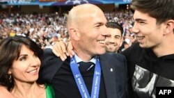 Zinedine Zidane avec sa femme Véronique et son fils Théo, à Kiev, le 26 mai 2018.