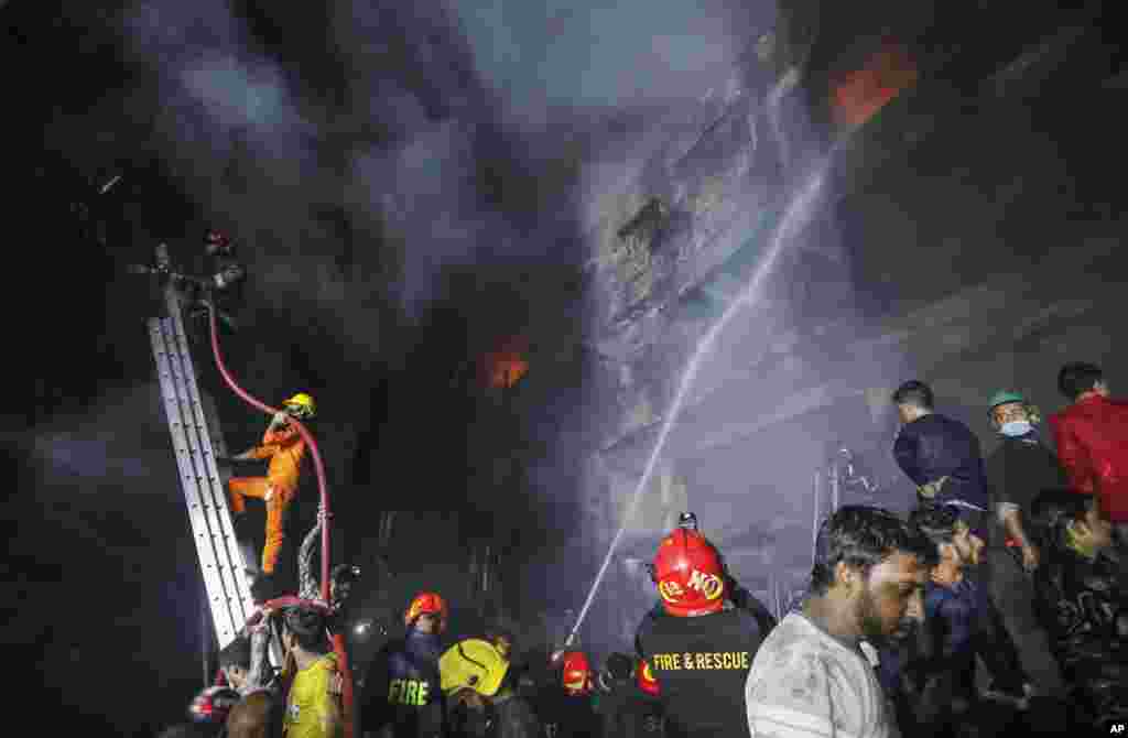آتش&zwnj;سوزی در یک منطقه قدیمی شهر داکا، پایتخت بنگلادش، تاکنون باعث مرگ دست&zwnj;کم ۸۱ نفر شده و افراد بسیار دیگری نیز مجروح شده اند.&nbsp;این آتش&zwnj;سوزی از یک ساختمان قدیمی آغاز شده که به گفته آتش&zwnj;نشان&zwnj;ها مواد شیمیایی در آن نگهداری می&zwnj;شد.