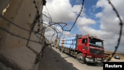 A truck carrying goods arrives at Kerem Shalom crossing in Rafah in the southern Gaza Strip, Aug. 15, 2018. 