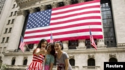 资料照：中国游客在纽约证券交易所外自拍（2015年7月8日）