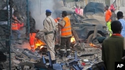 Somali soldier inspect wreckage of vehicles after a car bomb that was detonated in Mogadishu, Oct 28, 2017. 