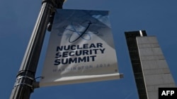 Un panneau près du Convention Center qui accueille le Sommet sur la sûreté nucléaire, Washington, 31 mars 2016.