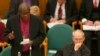 Un archevêque anglican remet son col romain après le départ de Mugabe