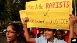 Mahasiswi-mahasiswi India menggelar aksi protes untuk meningkatkan kewaspadaan atas kejahatan terhadap perempuan di negara tersebut, di Mumbai (30/12).