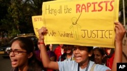 Para mahasiswi dan aktivis perempuan India melakukan unjuk rasa menuntut hukuman berat bagi pemerkosa dan pelaku kekerasan seksual terhadap perempuan, dalam aksi di Mumbai (foto: dok).