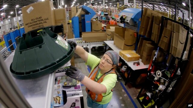 Ashley Merritt prepara una orden para envío en un centro de distribución de Amazon en Lebanon, Tennesee. Foto de Archivo. Se estima que unos 121 millones de estadounidenses harán compras por internet este lunes.