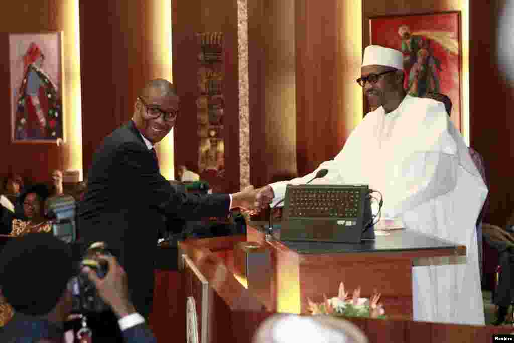 Ministan Cinikayya Da Kasuwanci Da Kuma Masana&#39;antu&nbsp; Okechukwu Enelamah Suna Gaisawa Da Shugaba Buhari.