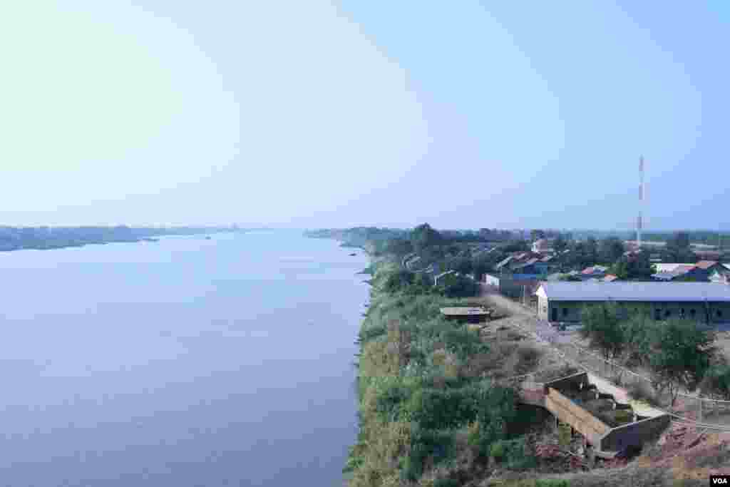 View of Peam village along the bank of Tonle Sap river, northern part of Phnom Penh, on Monday, Feb 22, 2016. (Photo: Aun Chhengpor/VOA Khmer)