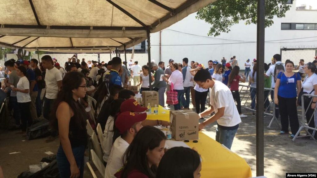 Los votantes en Caracas, Venezuela, participan en el plebiscito convocado por la oposición el domingo, 16 de julio de 2017.