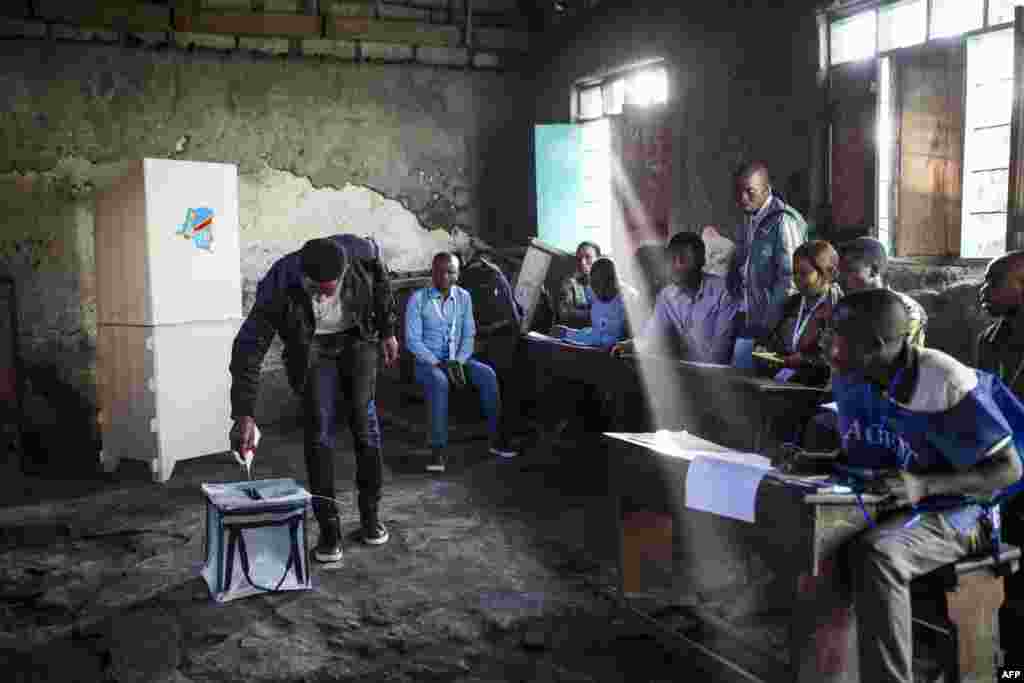 A man casts his vote at the Katendere voting center in Goma, Democratic Republic of Congo.