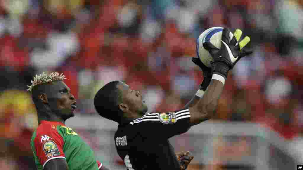 Lle gardien de la Guinée équatoriale Felipe Ovono, à droite, anticipe et arrache un ballion à Aristide Bance du Burkina Faso, à gauche, lors du match de la Coupe d&#39;Afrique des Nations Groupe A à Bata, en Guinée équatoriale, mercredi 21 janvier 2015.