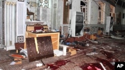 21일 시리아 수도 다마스쿠스 내 이슬람교 사원에서 자살 폭탄 테러가 발생해 50여 명이 사망했다.