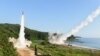 북한의 대륙간탄도미사일(ICBM) 도발에 대응해 지난 2017년 7월 오전 한국 동해안에서 열린 미한 연합 탄도미사일 타격훈련에서 한국군 탄도미사일 현무-2A(왼쪽)와 주한미군 에이태킴스(ATACMS)가 동시 발사되고 있다. 한국 합동참모본부 제공.