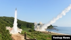 북한의 대륙간탄도미사일(ICBM) 도발에 대응해 지난 2017년 7월 오전 한국 동해안에서 열린 미한 연합 탄도미사일 타격훈련에서 한국군 탄도미사일 현무-2A(왼쪽)와 주한미군 에이태킴스(ATACMS)가 동시 발사되고 있다. 한국 합동참모본부 제공.