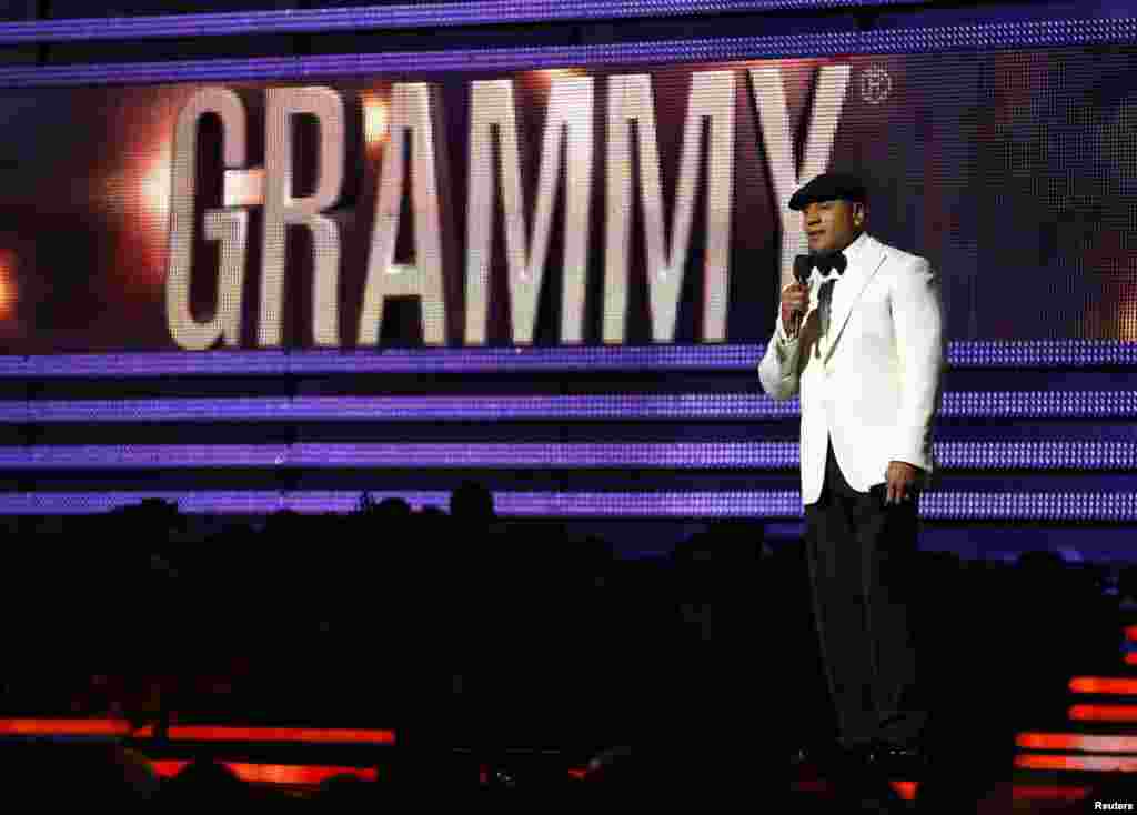 El presentador LL Cool J se dirige al público que asistió a la noche de la entrega de los premios Grammy 2013 en Los Angeles. 