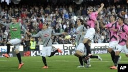 Para pemain Juventus merayakan kemenangan mereka di akhir babak pertandingan sepakbola Seri A melawan Cesena di stadion Manuzzi-Cesena, Italia (25/4).