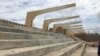 Aperçu d'une tribune en construction de l'un des stades d'entrainement à Garoua, Cameroun, le 2 août 218. (VOA/ Emmanuel Jules Ntap)