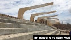Aperçu d'une tribune en construction de l'un des stades d'entrainement à Garoua, Cameroun, le 2 août 218. (VOA/ Emmanuel Jules Ntap)