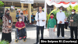Presiden dalam peninjauan vaksinasi di SLB Negeri 1 Yogyakarta, Jumat (10/8). (Foto: Courtesy/Biro Setpres)