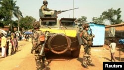 Tentara Perancis melakukan patroli di distrik Boy-Rabe, Bangui utara (17/12). 
