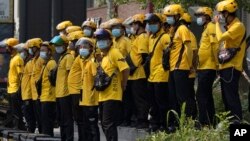 2020年7月23北京戴著口罩的送貨人員送貨前開會。