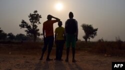 Trois enfants vivant dans le camp des déplacées à Mpoko, affirment avoir été victimes ou témoins d'abus sexuels sur des mineurs, 11 février 2016.