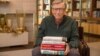Tỷ phú Bill Gates chọn đọc hai quyển sách do người Việt tị nạn viết