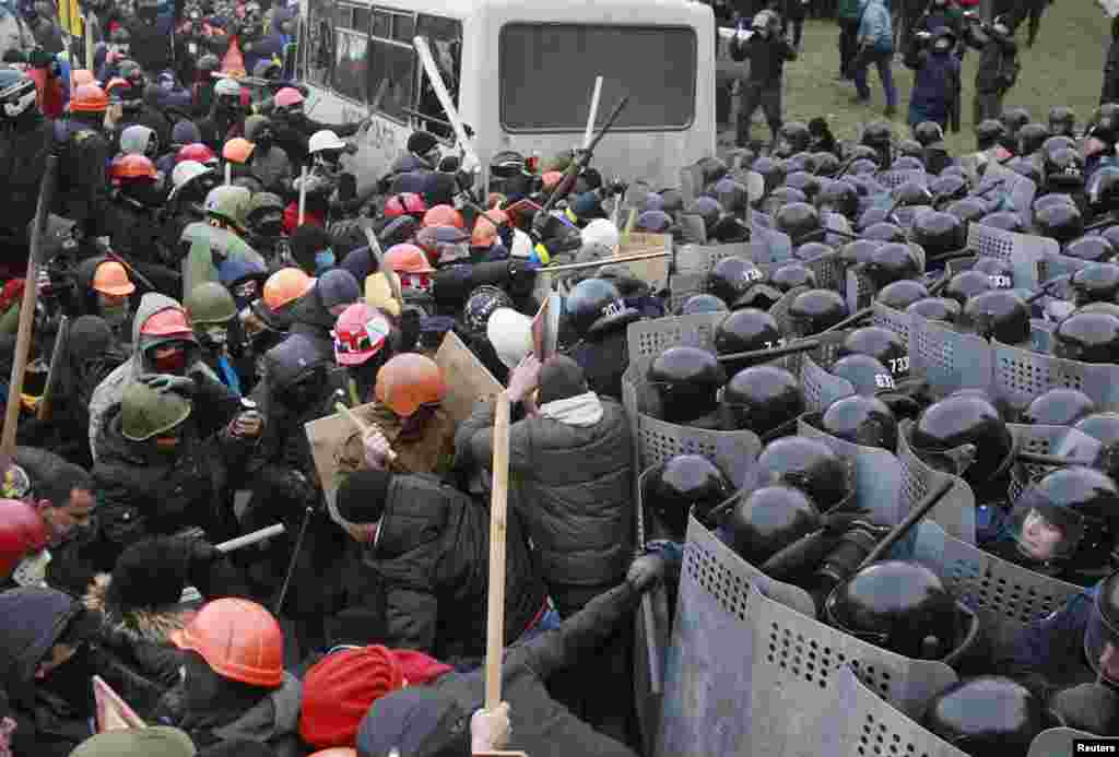 Hàng 100.000 người dân Ukraina tụ họp trong thủ đô Kyiv bất chấp luật mới nhằm dập tắt các cuộc biểu tình chống chính phủ, 19/1/14