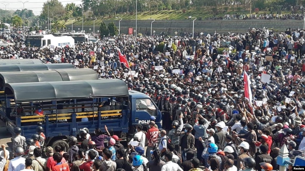 缅甸示威者2021年2月8日在首都内比都与防暴警察对峙（路透社）(photo:VOA)