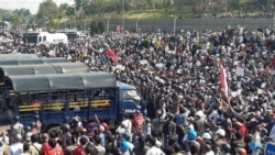 缅甸示威者2021年2月8日在首都内比都与防暴警察对峙（路透社）