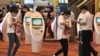 Para pengunjung mengenakan masker di bandara internasional Changi, Singapura, 30 Januari 2020. (Foto: dok).