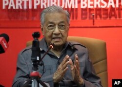 前总理马哈蒂尔·穆罕默德（Mahathir Mohamad）在2020年5月29日星期五在马来西亚八打灵再也党总部举行的新闻发布会上发表讲话。