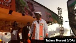 Le président sortant ivoirien, Alassane Ouattara, tient son dernier discours de campagne pour la présidentielle du 25 octobre 2015, vendredi 23 octobre à Abidjan, Côte d'Ivoire. (VOA/Tatiana Mossot).