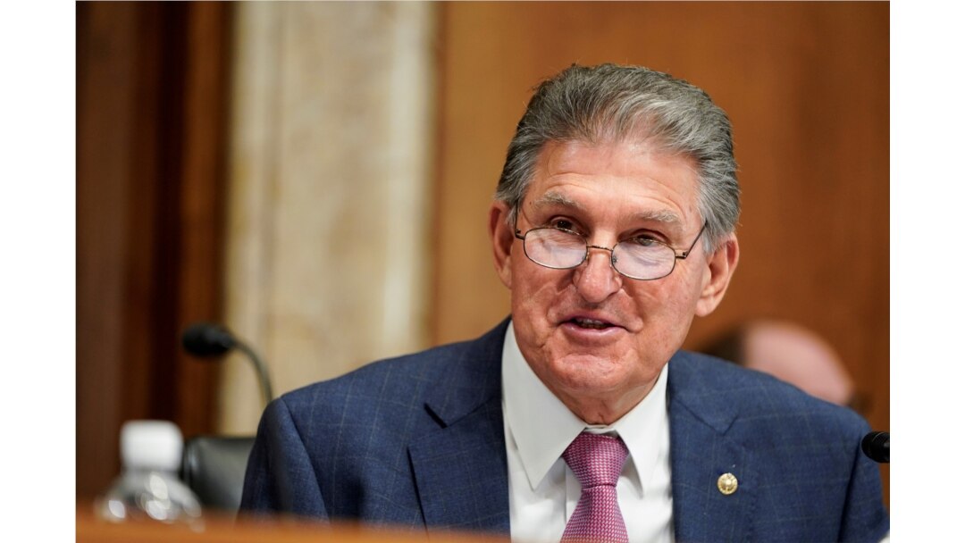 Ketua Komite Senat untuk Energi dan Sumber Daya Alam Joe Manchin berbicara dalam dengar pendapat tentang permintaan anggaran untuk Departemen Dalam Negeri untuk 2022 di Capitol Hill di Washington, AS, 27 Juli 2021. (Foto: Reuters)
